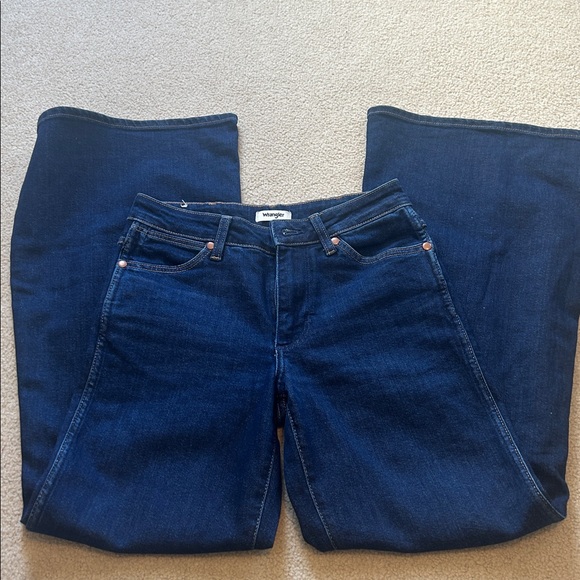 WORN ONCE Wrangler Women’s Flare Jeans size 26 x 32 - Picture 5 of 10